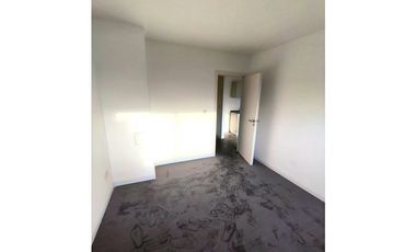 Departamento 2 ambientes con balcón y cochera en Martín Coronado