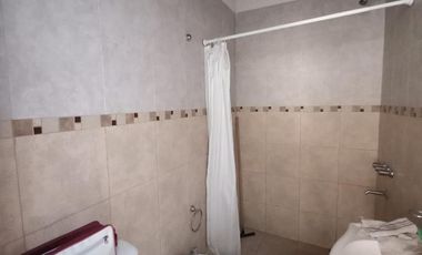 Excelente propiedad !!!- Mar De Ajo casa    2  deptos  de 2 y  3 ambientes - RETASADA!!!!!