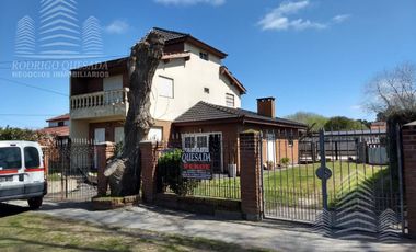 Excelente propiedad !!!- Mar De Ajo casa    2  deptos  de 2 y  3 ambientes - RETASADA!!!!!