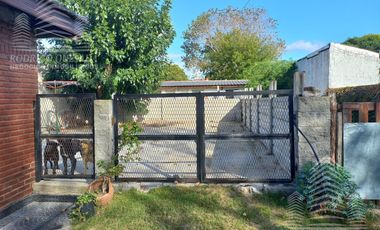 Excelente propiedad !!!- Mar De Ajo casa    2  deptos  de 2 y  3 ambientes - RETASADA!!!!!
