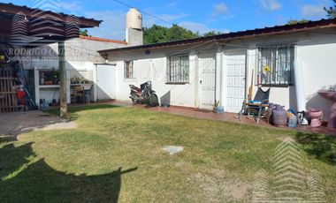 Excelente propiedad !!!- Mar De Ajo casa    2  deptos  de 2 y  3 ambientes - RETASADA!!!!!