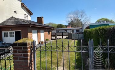 Excelente propiedad !!!- Mar De Ajo casa    2  deptos  de 2 y  3 ambientes - RETASADA!!!!!