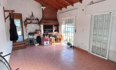Excelente propiedad !!!- Mar De Ajo casa    2  deptos  de 2 y  3 ambientes - RETASADA!!!!!