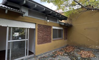Inmueble c/ 2 Locales   Depto. 3 amb. c/ cochera s/Av. Alte. Brown