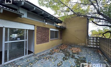 Inmueble c/ 2 Locales   Depto. 3 amb. c/ cochera s/Av. Alte. Brown