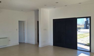 ALQUILER ANUAL  - CASA - BARRIO CERRADO SAN SEBASTIAN- PILAR- A LA LAGUNA