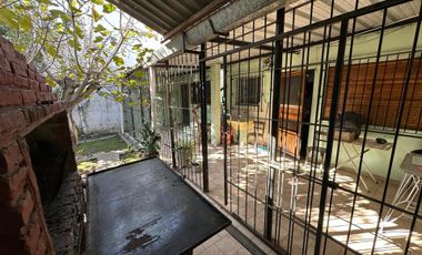 VENTA CASA 3 AMBIENTES, APTO CREDITO, CON PATIO
