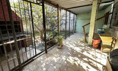 VENTA CASA 3 AMBIENTES, APTO CREDITO, CON PATIO