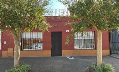 VENTA CASA 3 AMBIENTES, APTO CREDITO, CON PATIO