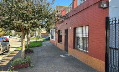 VENTA CASA 3 AMBIENTES, APTO CREDITO, CON PATIO