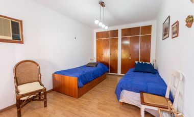 VENTA - SEMI-PISO DE 3 DORMITORIOS Y COCHERA