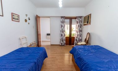VENTA - SEMI-PISO DE 3 DORMITORIOS Y COCHERA
