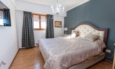 VENTA - SEMI-PISO DE 3 DORMITORIOS Y COCHERA