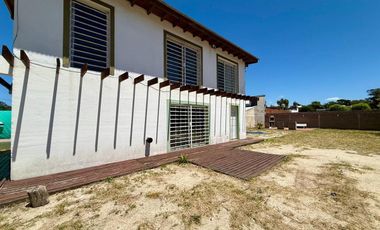 CASA EN VENTA EN VILLA GESELL, GAS NATURAL