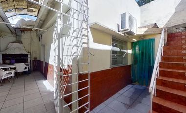 VENTA CASA MULTIFAMILIAR LOTE PROPIO CON PARRILLA