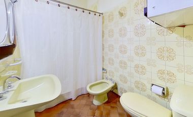VENTA CASA MULTIFAMILIAR LOTE PROPIO CON PARRILLA