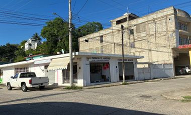 Casa en venta en esquina con locales