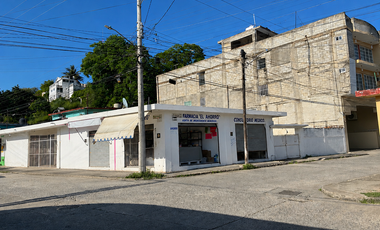 Casa en venta en esquina con locales