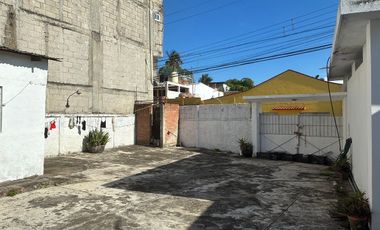 Casa en venta en esquina con locales