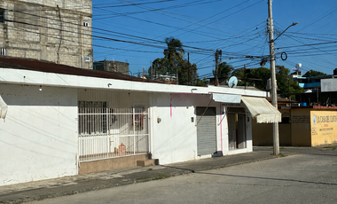 Casa en venta en esquina con locales