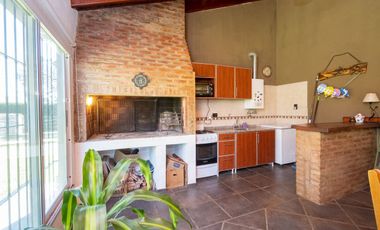 IMPECABLE CASA EN ARROYO LEYES