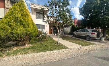 HERMOSA CASA EN BARRIO PRIVADO LOS SOLARES, MAIPU.