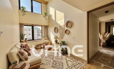 DOBLE ALTURA, TERRAZA DE 30M2, SALA DE ESTAR, COCINA ABIERTA
