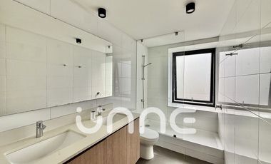 DOBLE ALTURA, TERRAZA DE 30M2, SALA DE ESTAR, COCINA ABIERTA