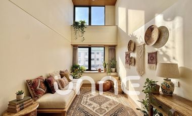 DOBLE ALTURA, TERRAZA DE 30M2, SALA DE ESTAR, COCINA ABIERTA
