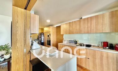 DOBLE ALTURA, TERRAZA DE 30M2, SALA DE ESTAR, COCINA ABIERTA
