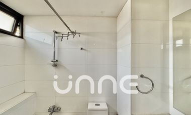 DOBLE ALTURA, TERRAZA DE 30M2, SALA DE ESTAR, COCINA ABIERTA