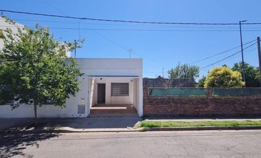 Casa 2 dormitorios cochera jardin V. Constitución