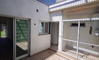 Casa 2 dormitorios cochera jardin V. Constitución