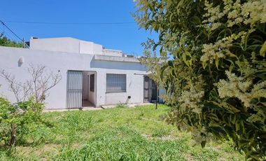 Casa 2 dormitorios cochera jardin V. Constitución