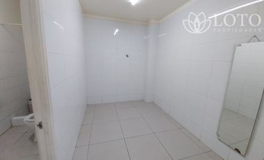 Se arrienda local comercial en barrio turístico consolidado.