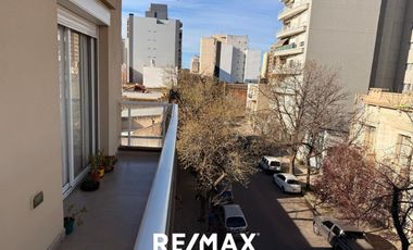DEPARTAMENTO SEMIPISO de categoría, Cochera,centro