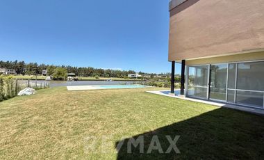 Casa venta B°nautico San Juan al rio Lujan-Tigre