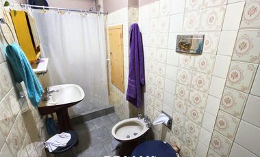 CASA CON DPTO EN VILLA MITRE. EXCELENTE UBICACION!
