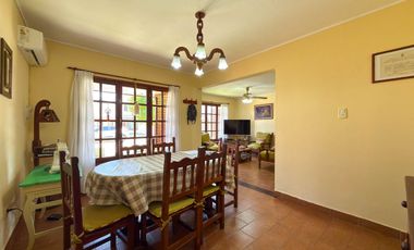 CASA CON PILETA, PARQUE Y DOS DORMITORIOS. TANDIL