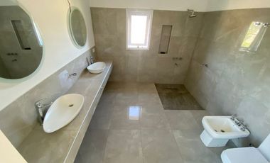CASA 5 AMBIENTES EN ALQUILER EN CANNING