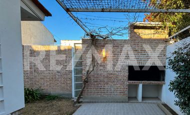 Casa en alquiler, 4 dormitorios con estudio, Nqn