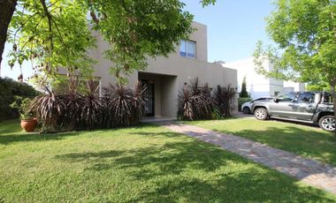 VENTA CASA 6 AMB A LAGUNA EN BARRIO SAN FRANCISCO
