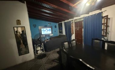 CASA TRES DORMITORIOS EN VENTA GLLEN JARDIN COCHER