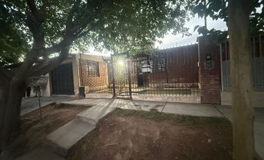 CASA TRES DORMITORIOS EN VENTA GLLEN JARDIN COCHER