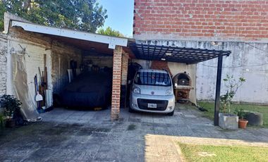 CASA 3 AMBIENTES VENTA GARAJE Y AMPLIO PARQUE