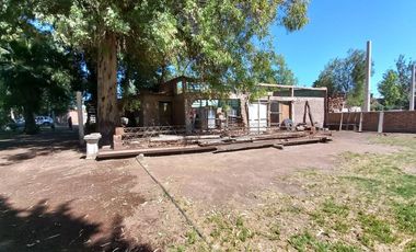 VENTA DE QUINTA, 3 CASAS+SALON COMERCIAL, PISCINA.