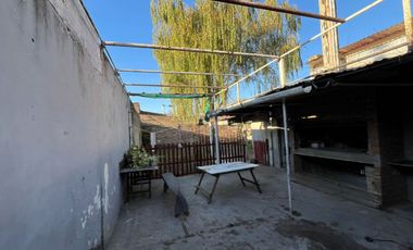 VENTA CASA DOS DORMITORIOS, PATIO -  PEREZ