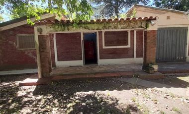 Venta casa más terreno., y pileta. Oliveros
