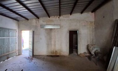 Galpón con dormitorio y fosa.