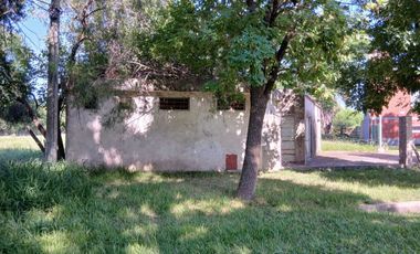 Galpón con dormitorio y fosa.
